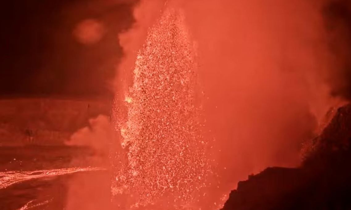 «Ξύπνησε» ξανά το ηφαίστειο Κιλαουέα: Εντυπωσιακές εικόνες από την θεαματική έκρηξη λάβας – Βίντεο