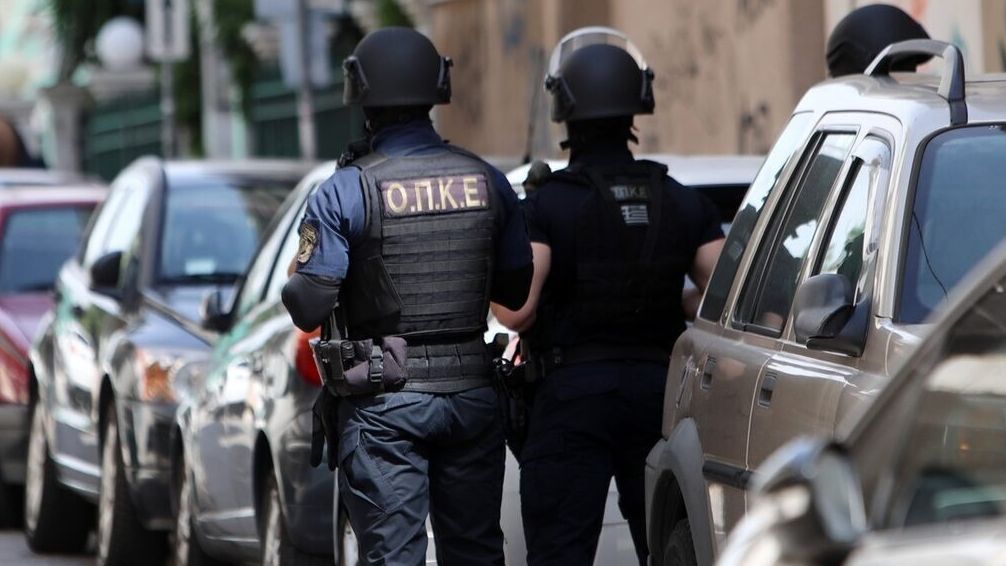 Εξάρχεια: Προσωπικά αντικείμενα περιείχε το σακίδιο – Άνοιξαν οι δρόμοι