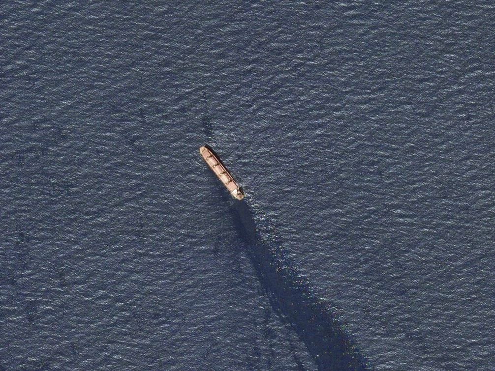 Υεμένη: Φωτιά σε πλοίο που δέχτηκε πλήγμα από άγνωστο βλήμα