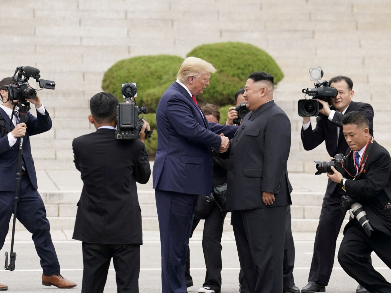 Ο Λευκός Οίκος εξετάζει το ενδεχόμενο συνάντησης Τραμπ και Κιμ Γιονγκ Ουν