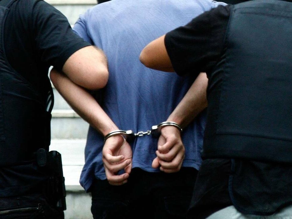 Συνελήφθη πρόεδρος ομάδας της Super League – Βρέθηκαν φωτοβολίδες, κοντάρια και κράνη στο γήπεδο