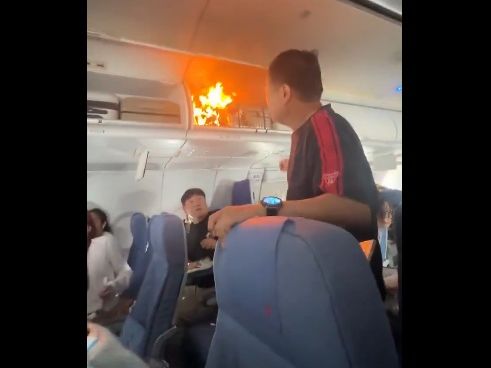 Χειραποσκευή «άρπαξε» φωτιά εν πτήσει – Αναγκαστική προσγείωση του αεροσκάφους