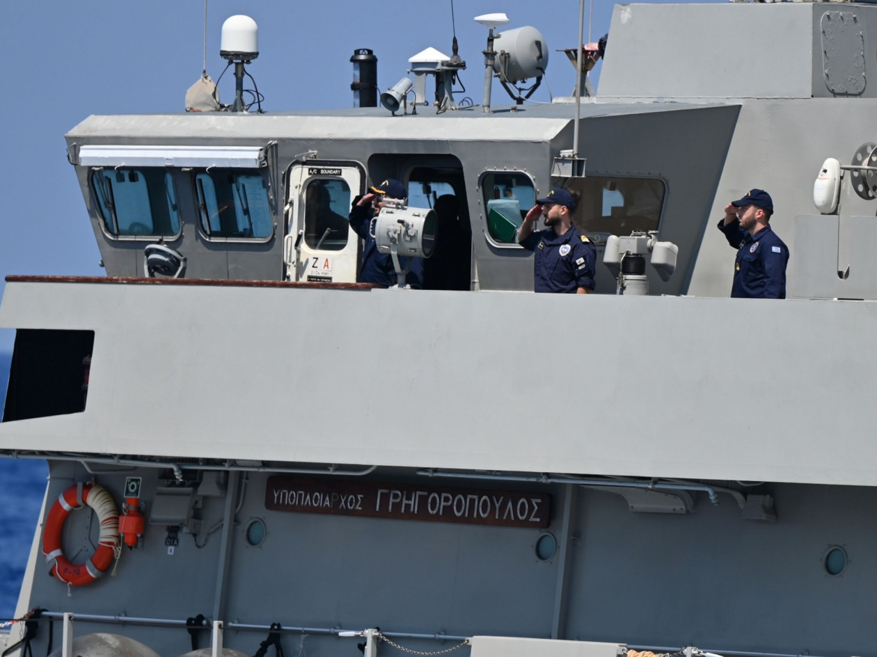 Υεμένη: Αποστολή διάσωσης από τη φρεγάτα «Σπέτσαι» στο φλεγόμενο δεξαμενόπλοιο – Ένας αγνοούμενος