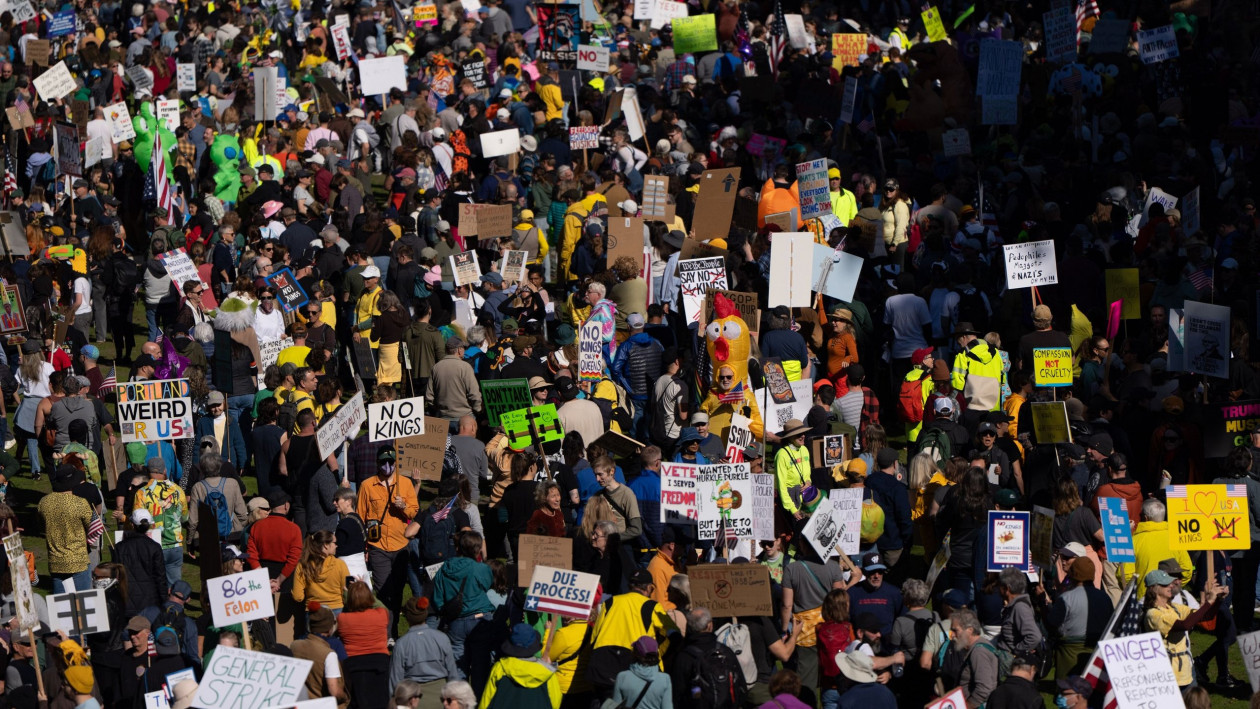 ΗΠΑ – 7 εκατομμύρια πολίτες στέλνουν μήνυμα στον Τραμπ: «No Kings»