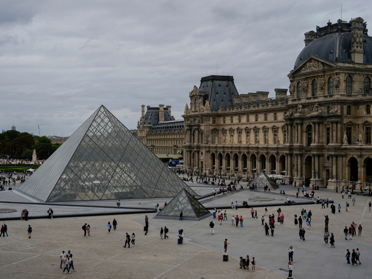 Ληστεία αντάξια του Arsène Lupin στο Λούβρο: Σε 4-7 λεπτά έκλεψαν κοσμήματα του Ναπολέοντα – Βίντεο