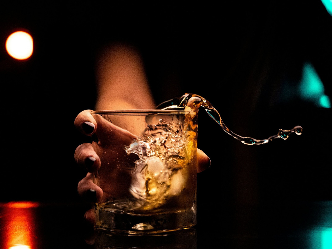 Ανήλικη λιποθύμησε από υπερβολική κατανάλωση αλκοόλ – Συνελήφθη ο πατέρας της