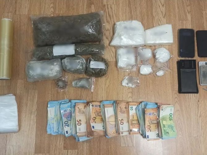 Σύλληψη έμπορου ναρκωτικών στη Νέα Μάκρη: Κατασχέθηκαν κοκαϊνη, κάνναβη και μεγάλο χρηματικό ποσό