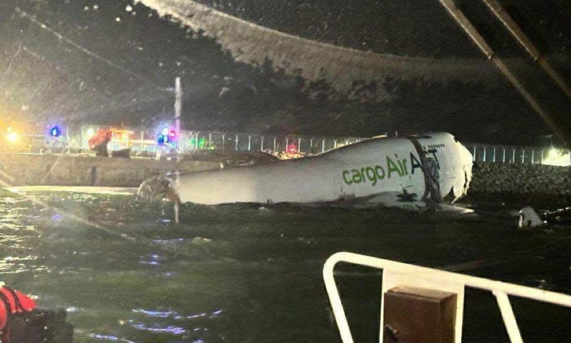 Χονγκ Κονγκ: Εμπορικό αεροπλάνο βγήκε από τον αεροδιάδρομο και κατέληξε στη θάλασσα – Δύο νεκροί