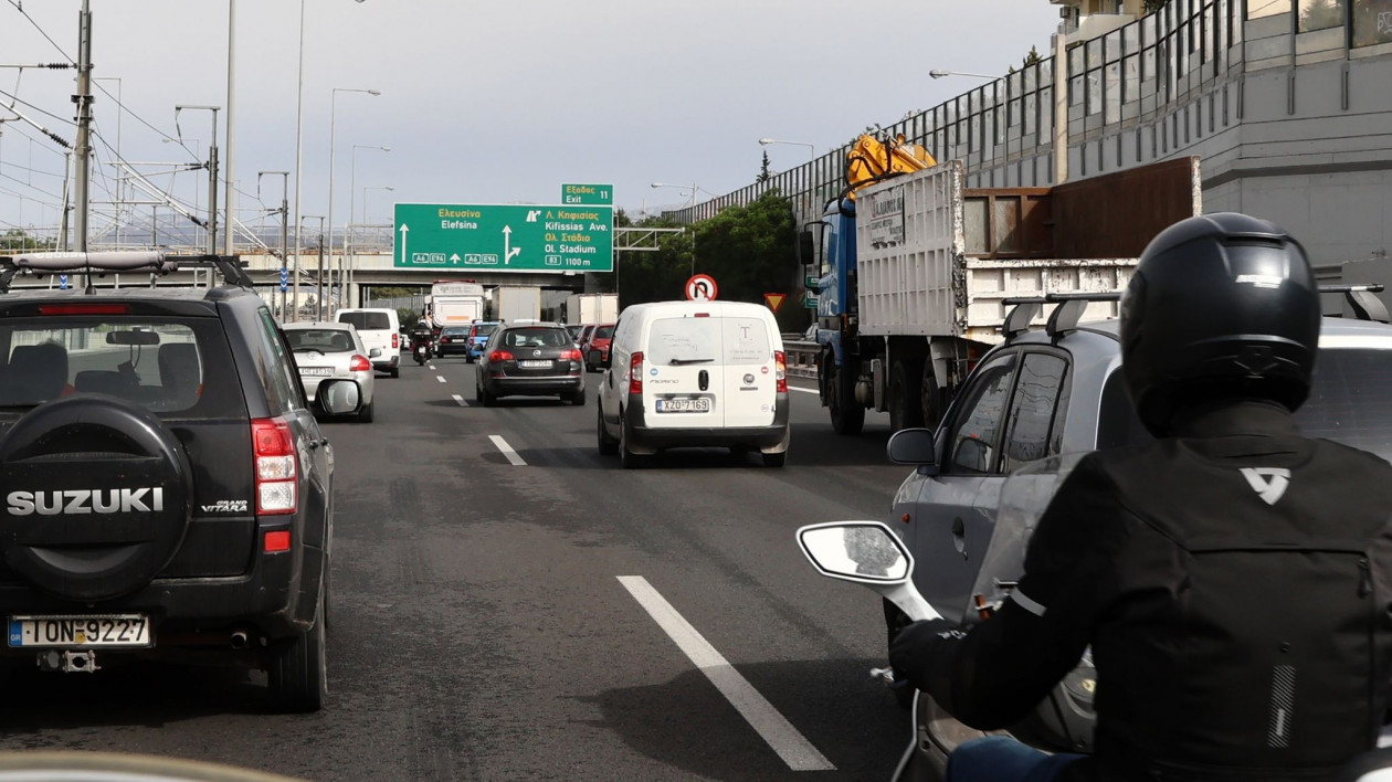 Έπεσε μπετόν στην Αττική Οδό – Κίνηση στην έξοδο για Λαμία, μποτιλιάρισμα σε Κηφισό και Κηφισίας