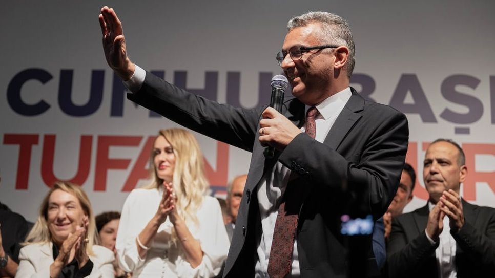 Κύπρος: Ποιος είναι ο Τουφάν Ερχιουρμάν που νίκησε τον εκλεκτό του Ερντογάν στα Κατεχόμενα