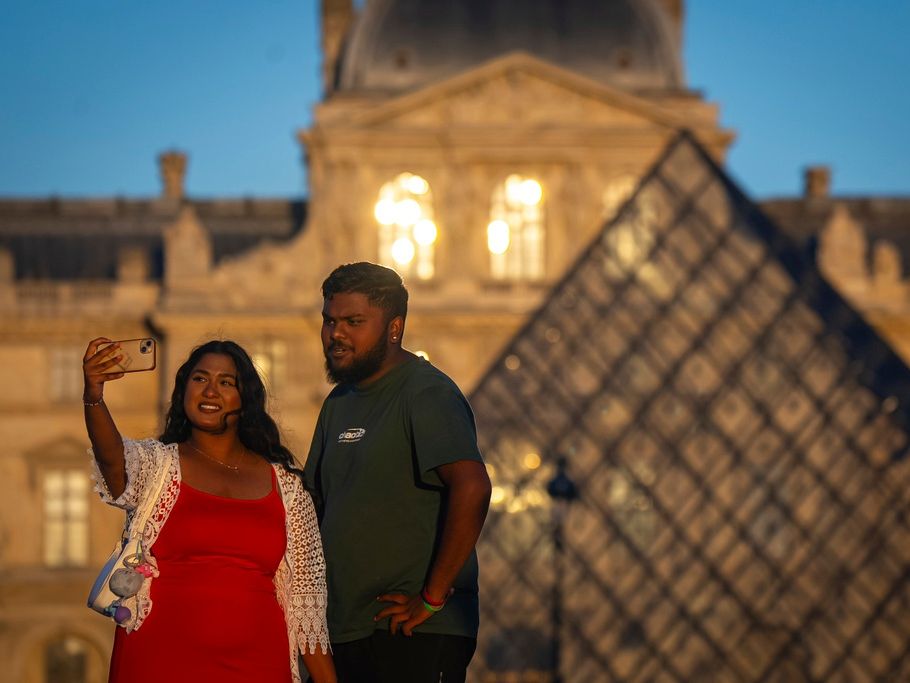 Λούβρο: Τα 8 «ανεκτίμητα» κοσμήματα που έκαναν φτερά από το Μουσείο