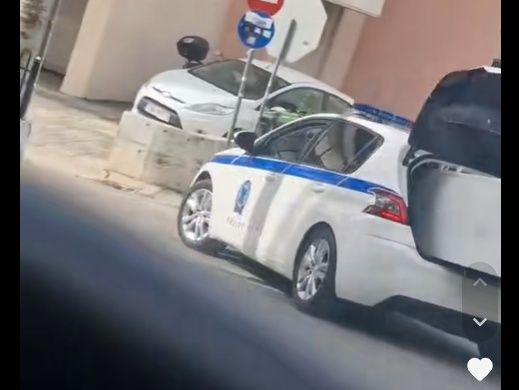 Καματερό: Περιπολικό μεταφέρει… ψυγείο στο πορτ μπαγκάζ – Το viral βίντεο