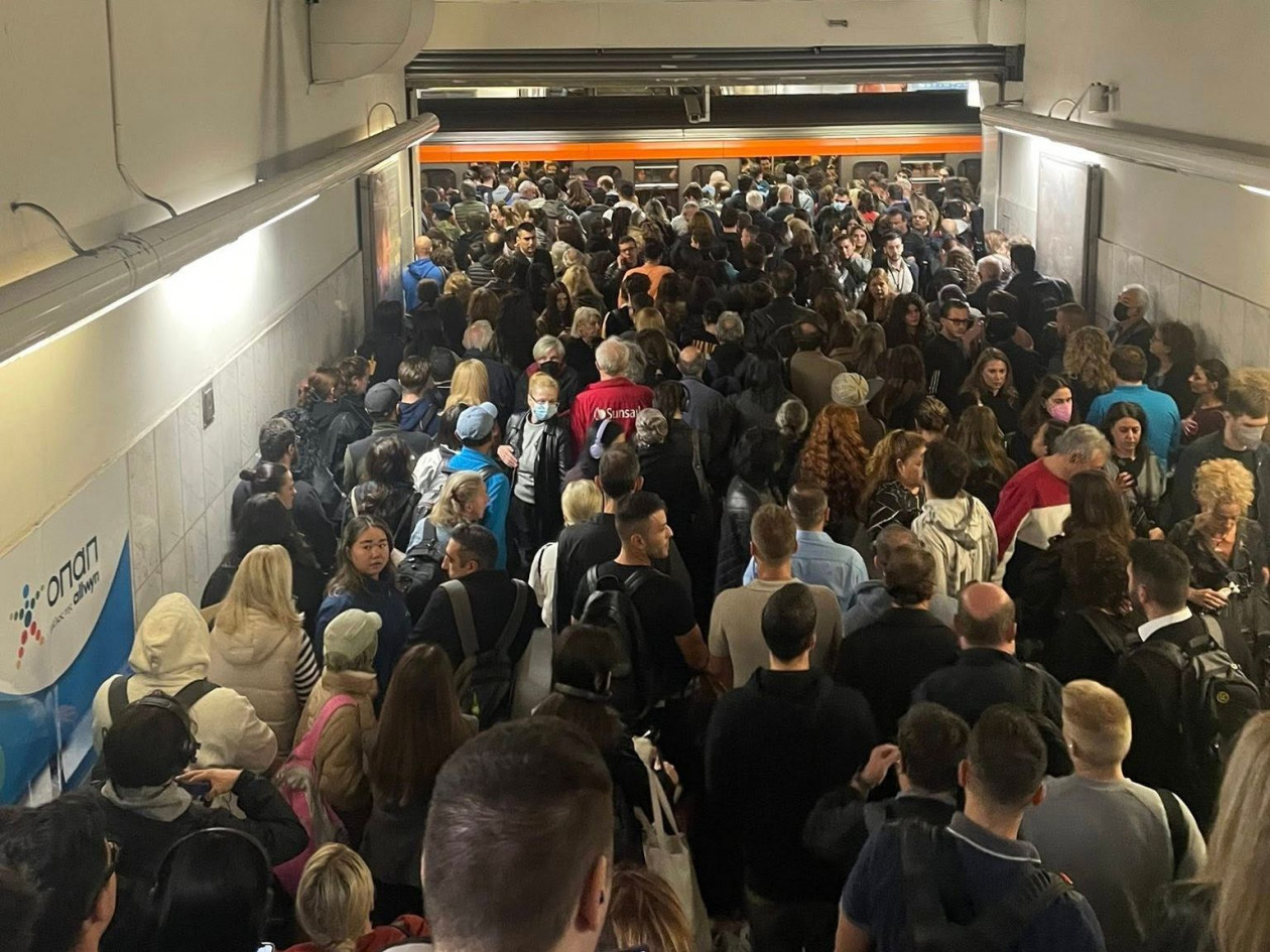 Μετρό: Χιλιάδες επιβάτες συνωστισμένοι στον σταθμό «Σύνταγμα» – «Πάμε στη δουλειά σαν σαρδέλες»
