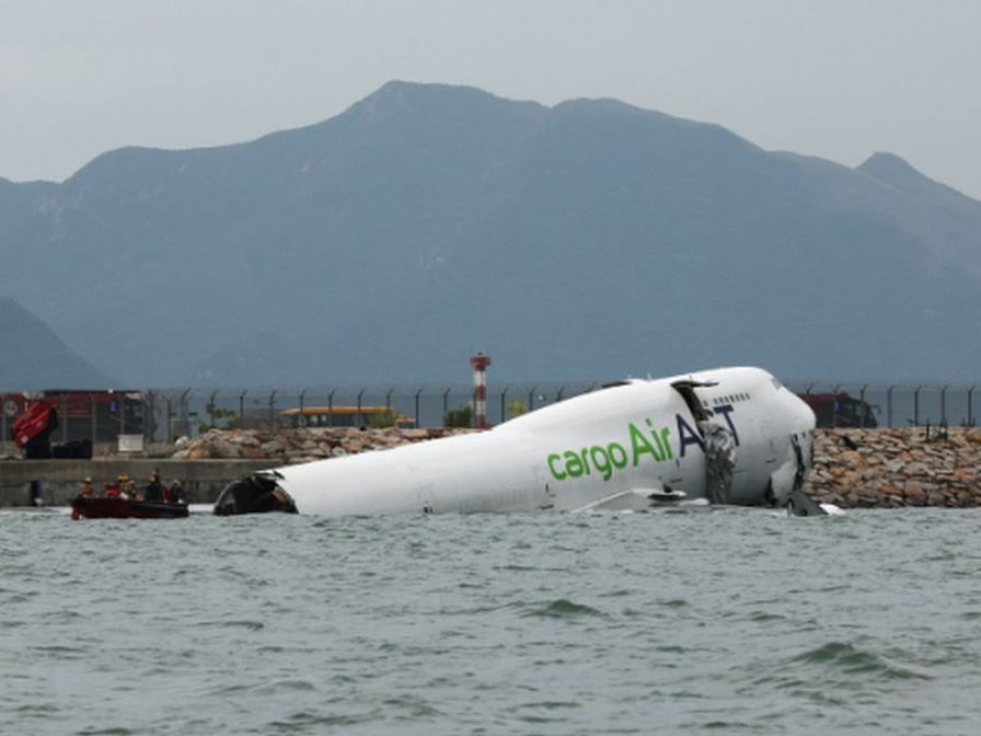 Χονγκ Κονγκ: Πώς βρέθηκε το εμπορικό Boeing εκτός διαδρόμου – Δυο νεκροί