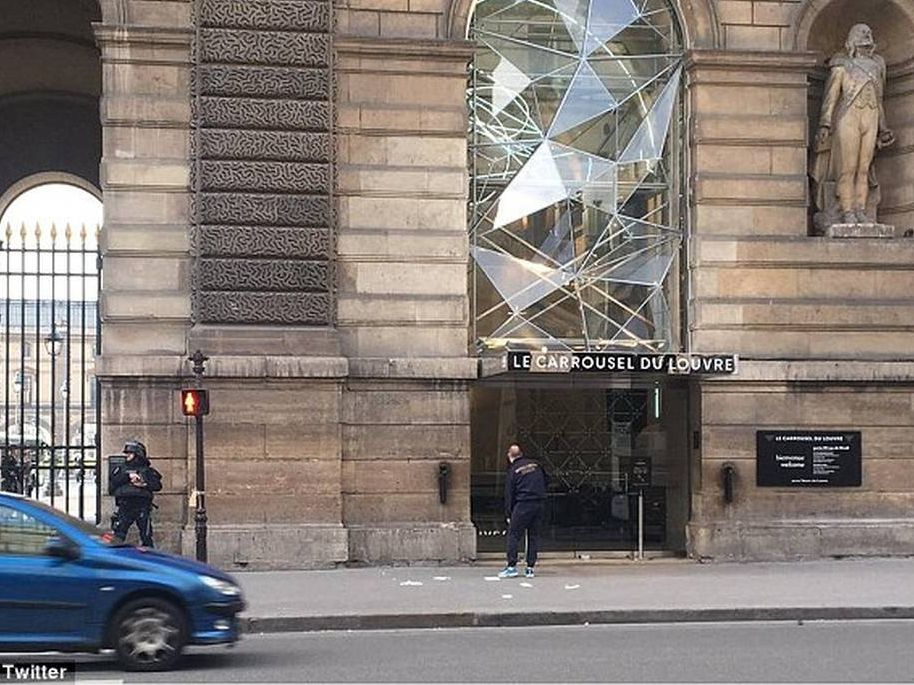 Λούβρο: Η στιγμή της κινηματογραφικής ληστείας που κάνει τον γύρο του κόσμου