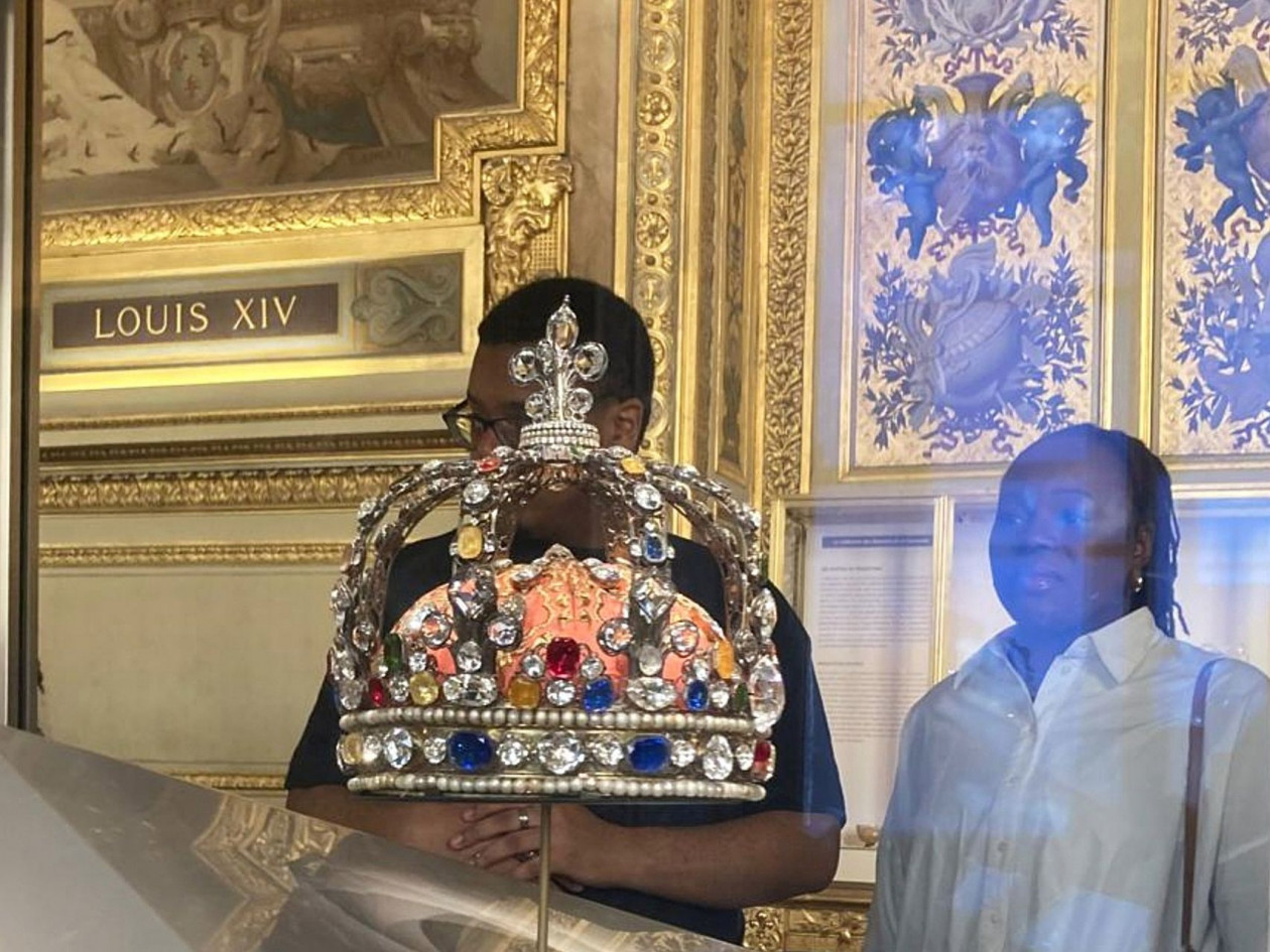 Ληστεία στο Λούβρο: Μάχη με το χρόνο δίνουν οι Αρχές – Φόβοι πως θα «κοπούν» τα κοσμήματα