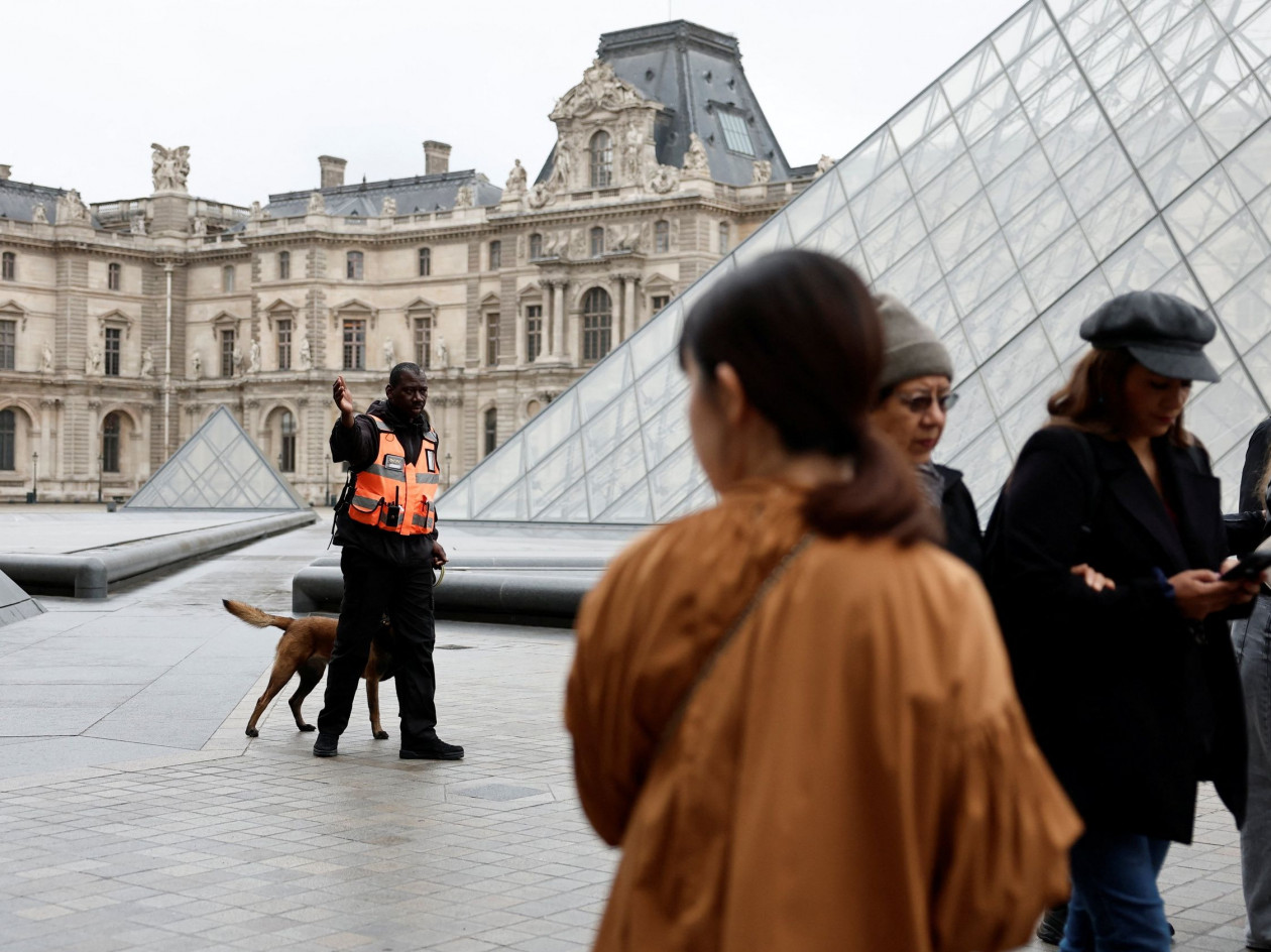Ληστεία στο Λούβρο: Οργή και ερωτήματα για τα κενά ασφαλείας – «Αβάσταχτη ταπείνωση για τη χώρα μας»