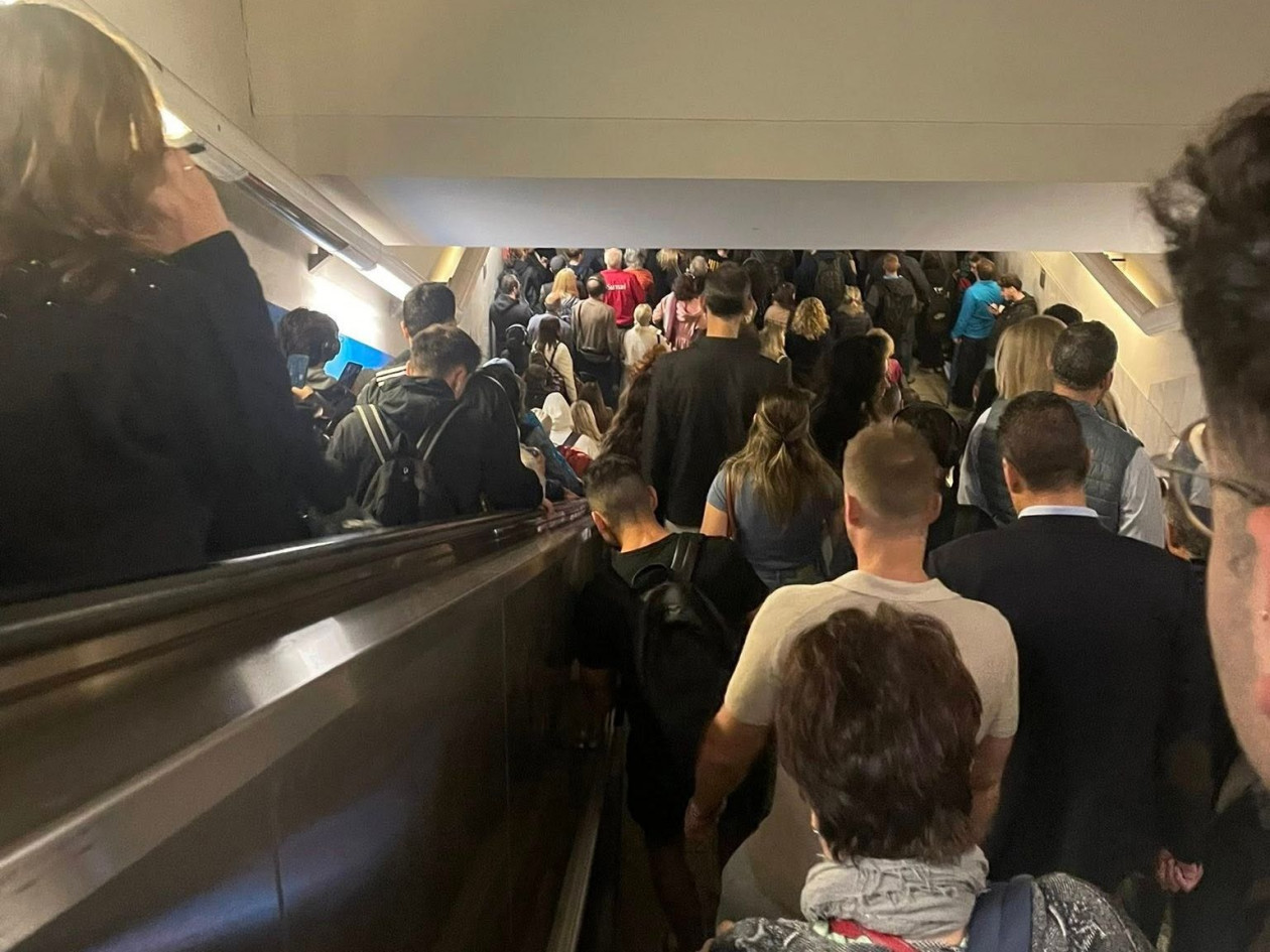 Μέτρο Σύνταγμα: Ενεργοποιήθηκε το πρωτόκολλο ασφαλείας λόγω του συνωστισμού