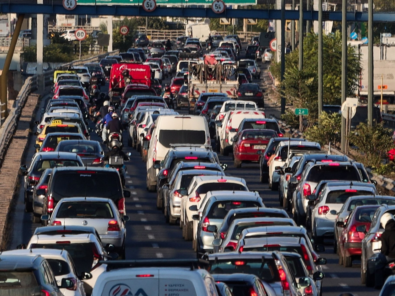 Κίνηση τώρα: Μεγάλες καθυστερήσεις σε Κηφισό και Αττική Οδό λόγω τροχαίων και έργων