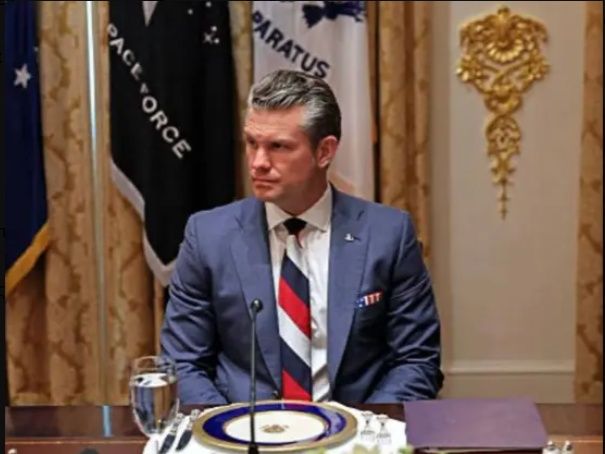 ΗΠΑ: Η γραβάτα που έβαλε «φωτιά» στη συνάντηση Τραμπ με Ζελένσκι – Ο συνδυασμός έβαλε υποψίες