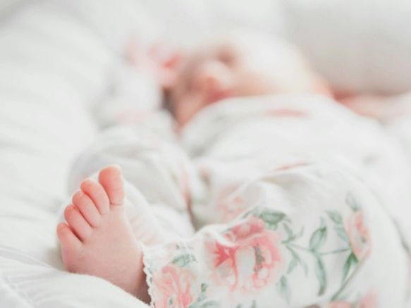 Λάρισα: Βρέφος 10 μηνών τραυματίστηκε σοβαρά όταν έπεσε από την κούνια – Νοσηλεύεται στην εντατική