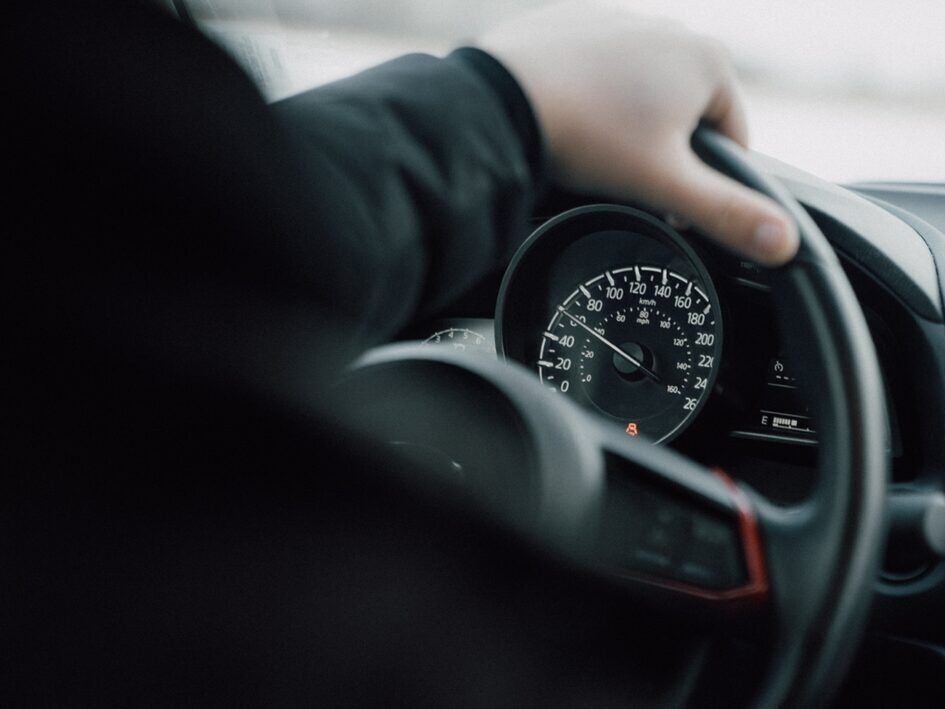 Νέος ΚΟΚ: Τι ισχύει για καφέ, νερό και χοντρό μπουφάν στο αυτοκίνητο για τους οδηγούς