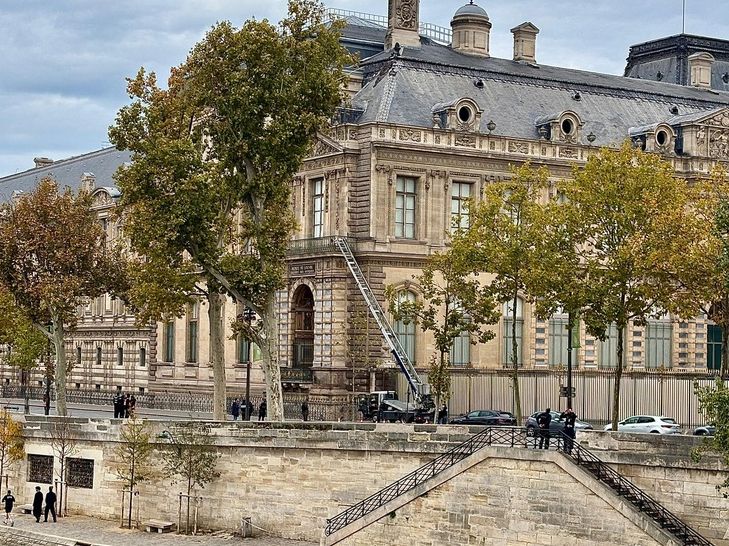 Explainer – Η «ληστεία της δεκαετίας» στο Μουσείο του Λούβρου: Οι υποψίες για οργανωμένο έγκλημα