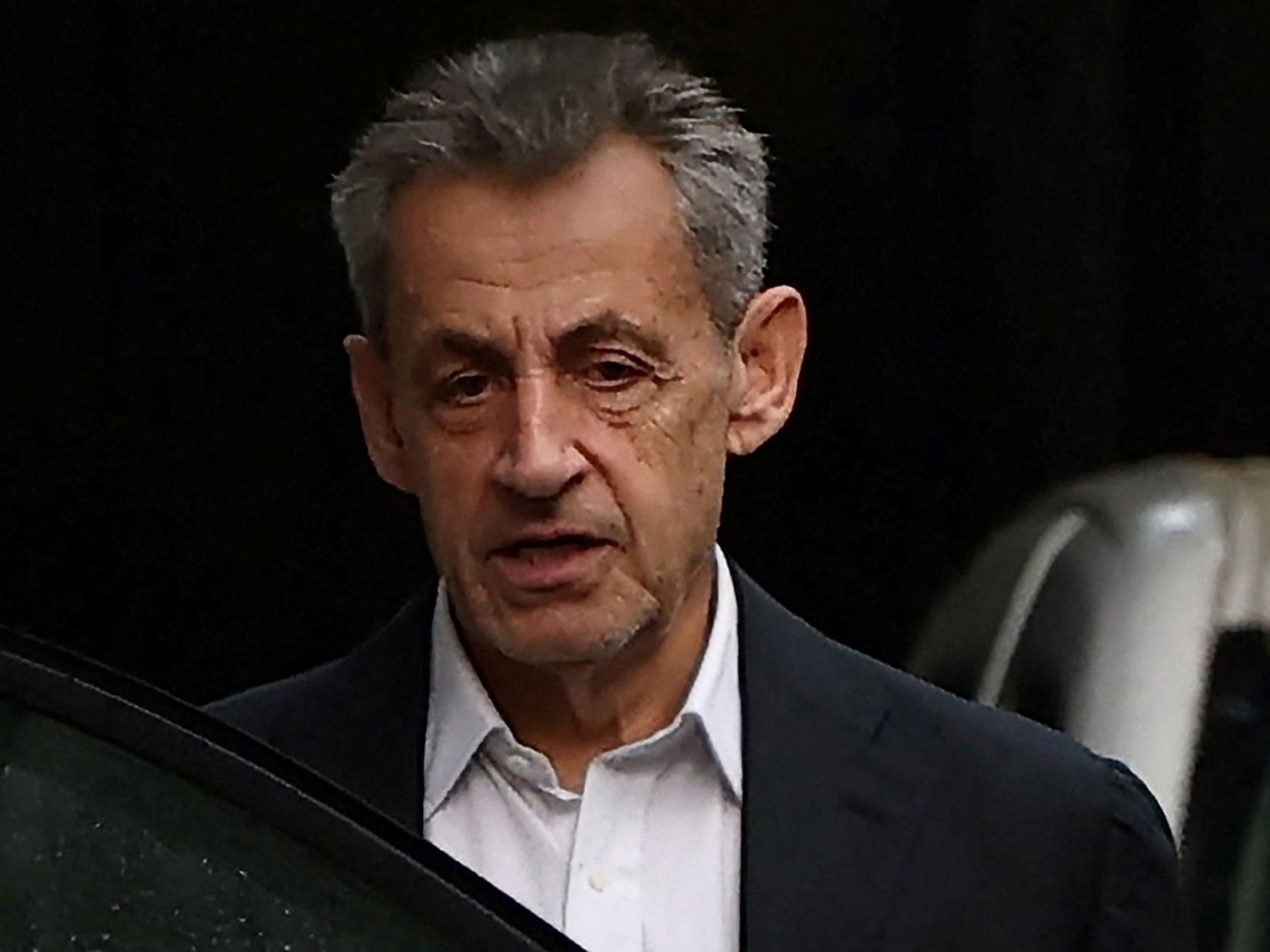 Ο Μακρόν δέχτηκε στο Ελιζέ τον Σαρκοζί  λίγες ώρες πριν μπει στη φυλακή