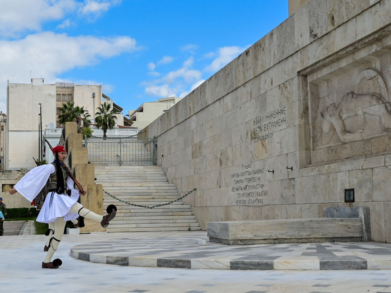 Θέσεις μάχης για τον Άγνωστο Στρατιώτη μέσα και έξω από τη Βουλή