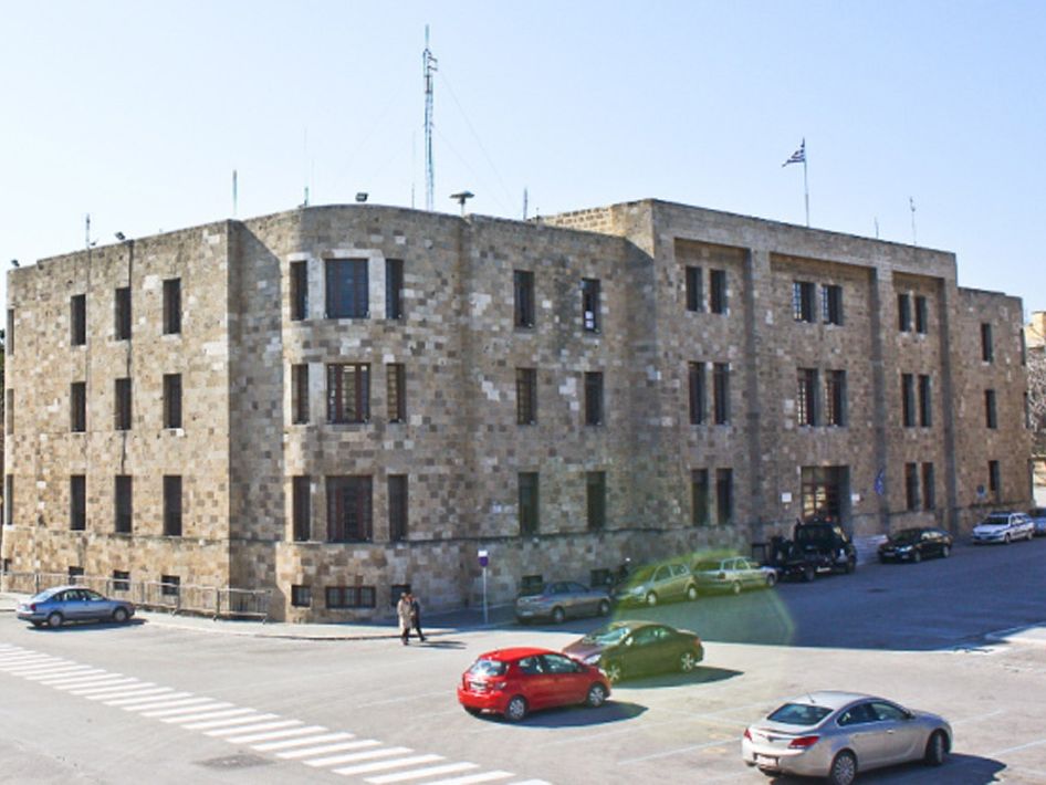 Ρόδος: Άνδρας με ψυχιατρικά προβλήματα επιχείρησε να βάλει φωτιά στο αστυνομικό μέγαρο