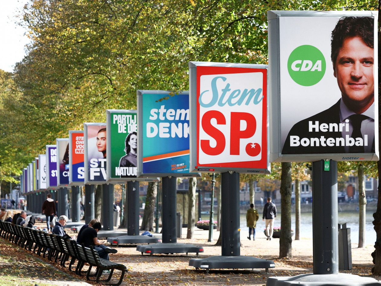 Ολλανδία: «Απειλή για τη δημοκρατία» η ΤΝ – «Μην ρωτάτε την τεχνητή νοημοσύνη ποιον να ψηφίσετε»