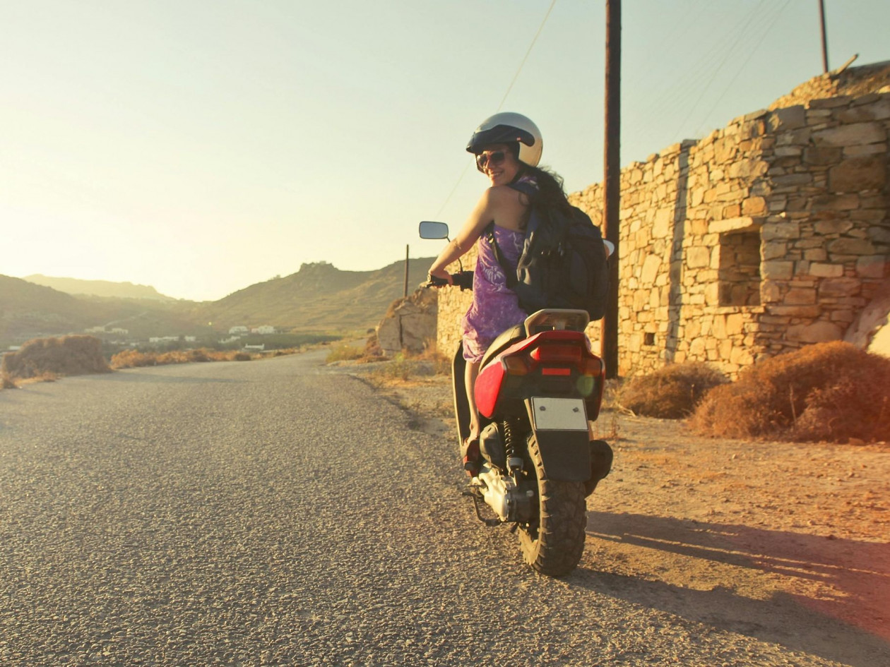 Αντί για κλήσεις, η Τροχαία Αττικής μοιράζει κράνη – Δείτε τα σημεία όπου μπορείτε να τα παραλάβετε
