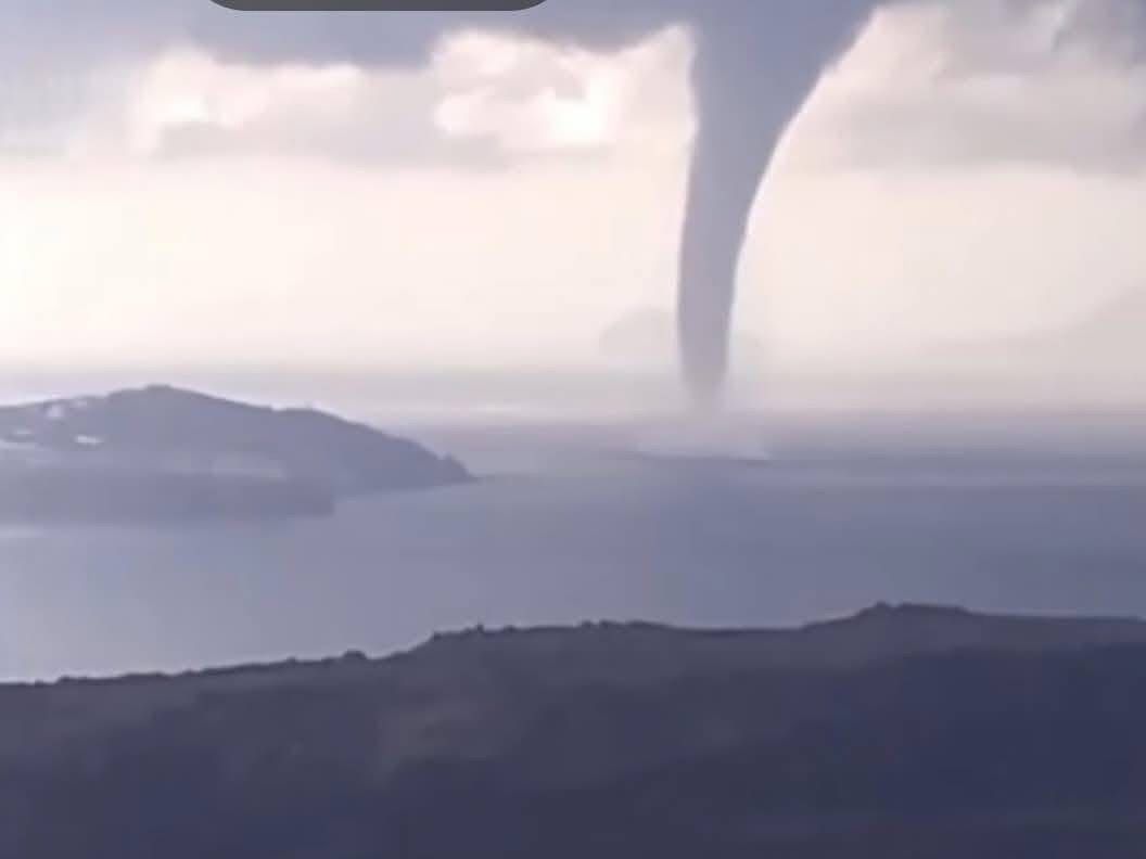 Σαντορίνη: «Κόβει την ανάσα» ο εντυπωσιακός υδροστρόβιλος