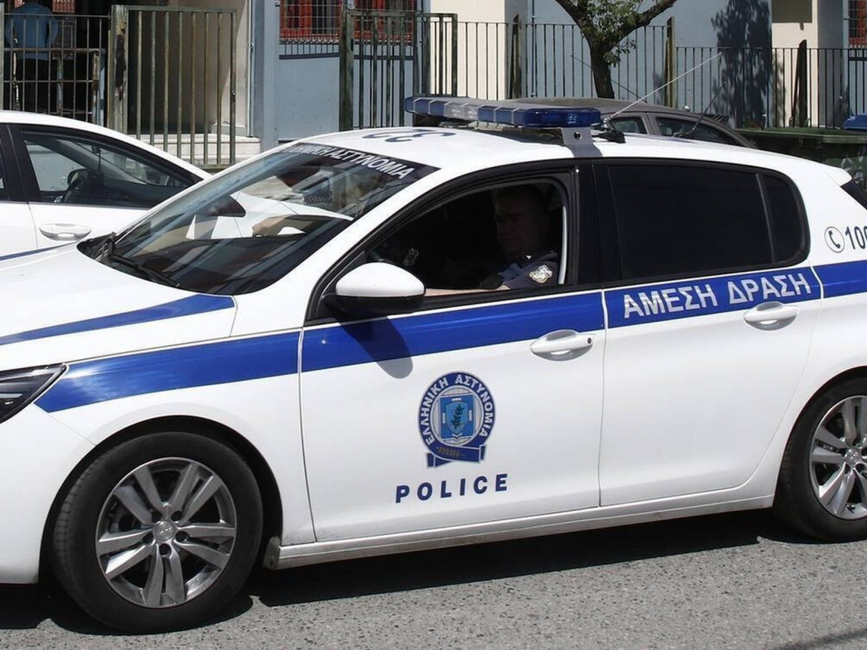 Ελευσίνα – Οπλοστάσιο στο σπίτι 17χρονου μαθητή: Απείλησε συμμαθητή του με πιστόλι