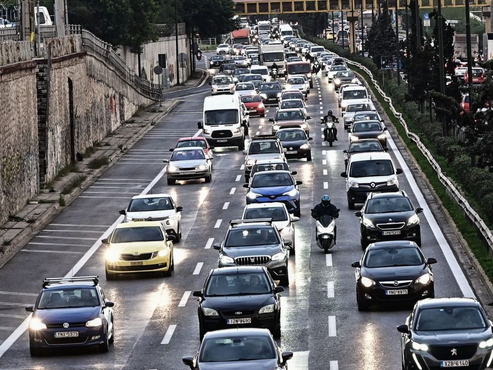 Κίνηση στους δρόμους: Σημειωτόν τα οχήματα στον Κηφισό – Καθυστερήσεις 30 λεπτών στην Αττική Οδό