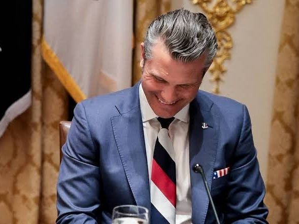 ΗΠΑ: «Η μάνα σου την αγόρασε» – Νέα «εφηβική» προσβολή από εκπρόσωπο υπουργείου κατά δημοσιογράφου