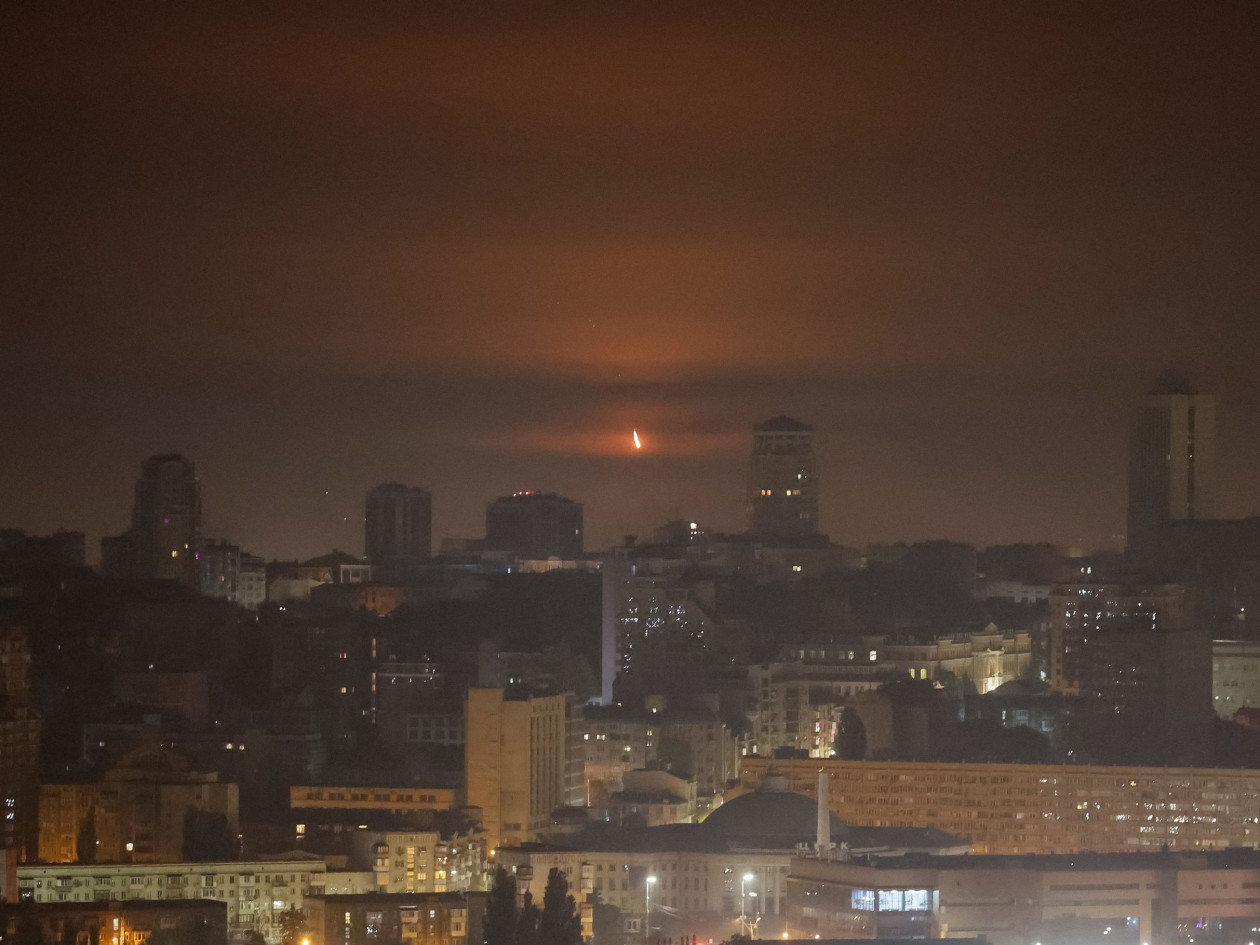 Ουκρανία: Νυχτερινή ρωσική επιδρομή στο Κίεβο – Τουλάχιστον δύο νεκροί – Βίντεο