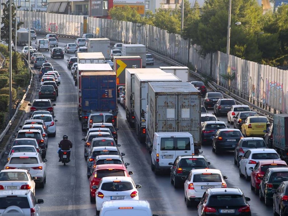 Κίνηση στους δρόμους: Στο «κόκκινο» Κηφισός και Παραλιακή – Μεγάλες καθυστερήσεις στην Αττική Οδό