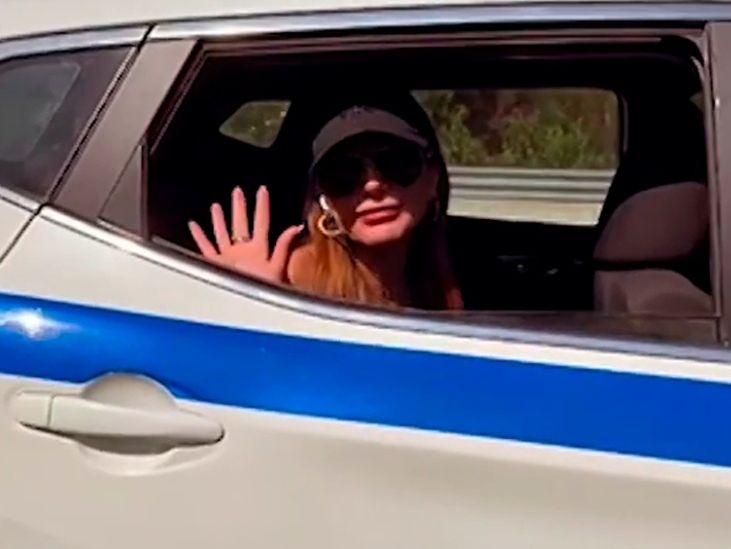 Χαμός στα social media για το περιπολικό που έγινε «ταξί» της Βανδή