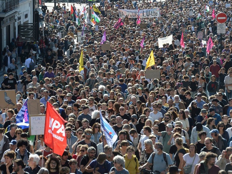 Βloomberg: «H κρίση της Γαλλίας δεν είναι πρόβλημα μόνο του Μακρόν, είναι πρόβλημα της Ευρώπης»