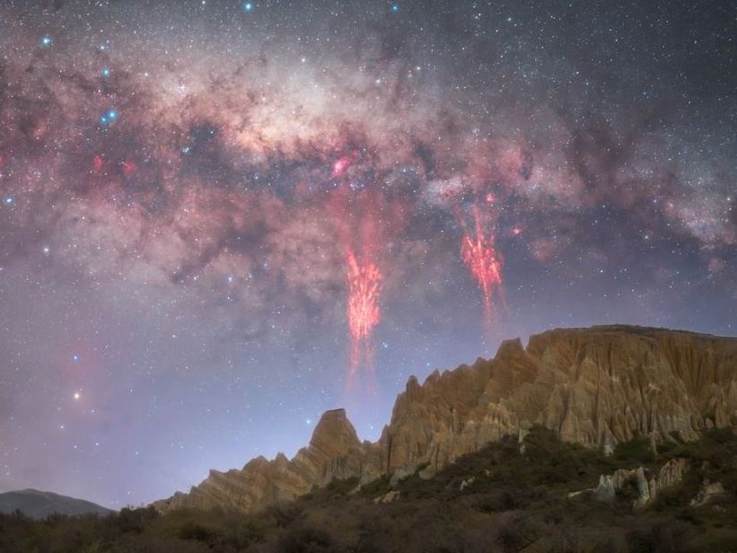 Σπάνιο φαινόμενο στη Νέα Ζηλανδία: Η στιγμή που τα «κόκκινα ξωτικά» φώτισαν τον νυχτερινό ουρανό