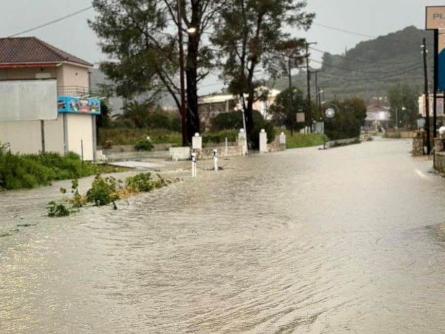 Προβλήματα από την κακοκαιρία στη Ζάκυνθο: Πλημμύρισαν δρόμοι – Μετ’ εμποδίων η κυκλοφορία
