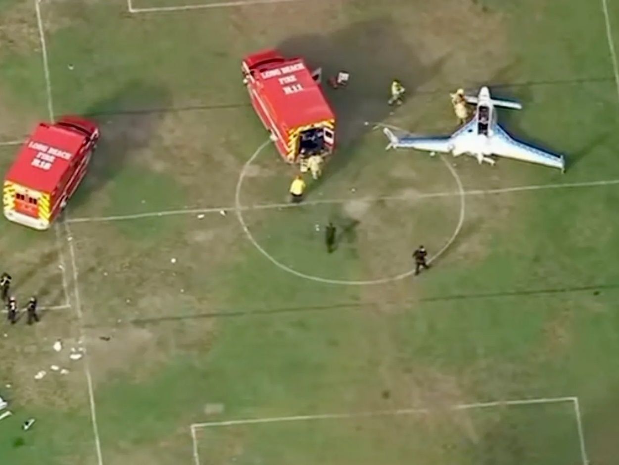 Καλιφόρνια: Αναγκαστική προσγείωση σε γήπεδο έκανε μικρό αεροσκάφος – Βίντεο