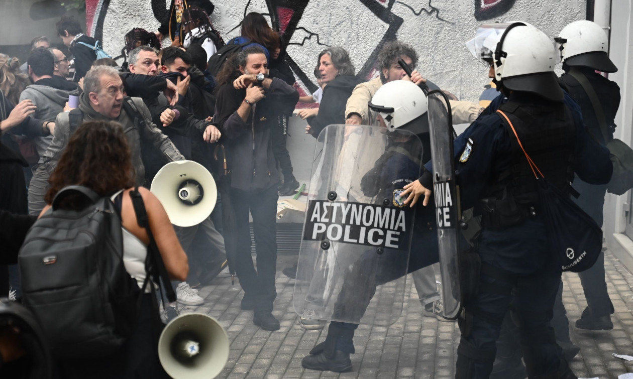 Επεισόδια στο Μεταξουργείο: Δακρυγόνα και κρότου λάμψης σε διαμαρτυρία καθηγητών