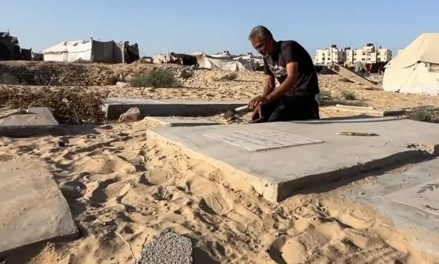 Al Jazeera: Σε νεκροταφεία ζουν πλέον πολλοί Παλαιστίνιοι στην ισοπεδωμένη Γάζα