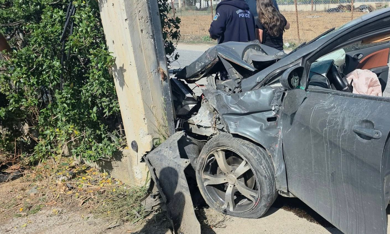 Κρήτη: Αυτοκίνητο καρφώθηκε σε κολόνα και αγροτικό «προσγειώθηκε» σε αυλή