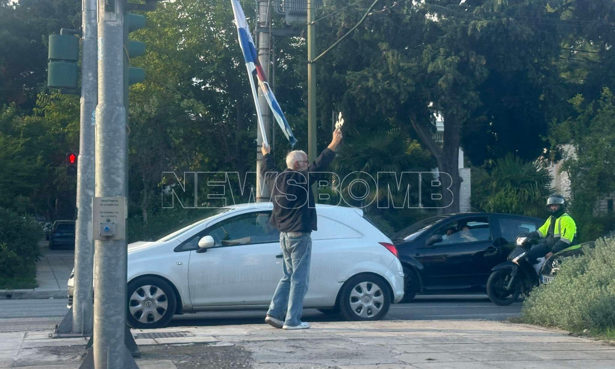 Κηφισίας: Άνδρας ανεβοκατεβαίνει τη λεωφόρο κρατώντας ελληνική σημαία με τον Ιησού