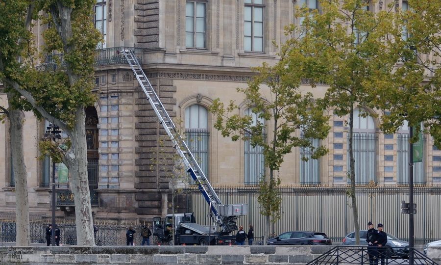 Λούβρο: Το βίντεο των 36 δευτερολέπτων με την απόδραση των δραστών – «Ανέβηκαν σε σκούτερ, φεύγουν»