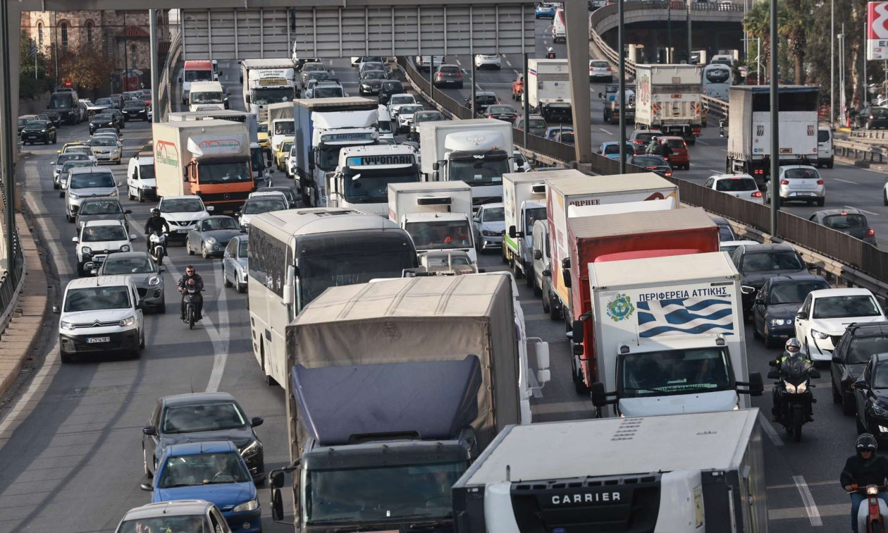 Στο «κόκκινο» η κίνηση: Καθυστερήσεις σε Κηφισό, Αττική Οδό και κέντρο