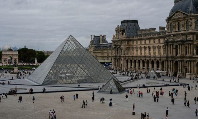 1689248-museum-louvre.jpg